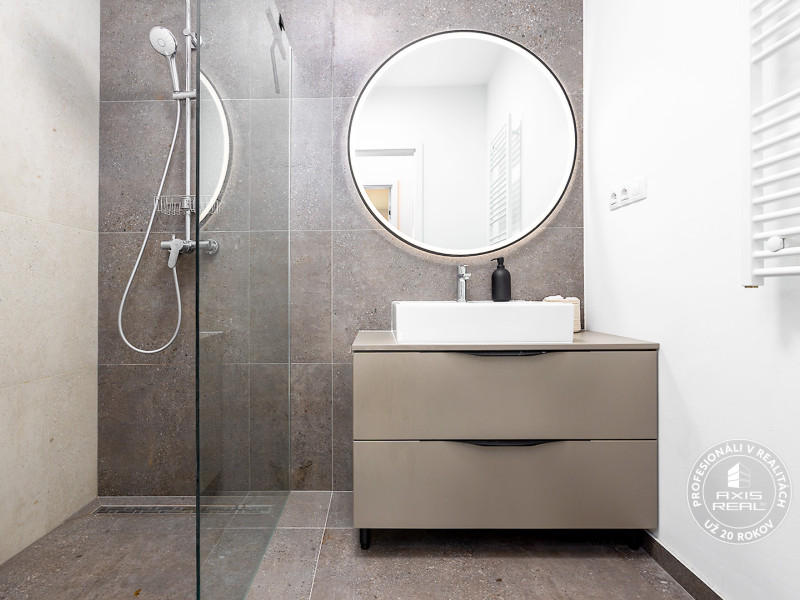  3-izb. byt s LODŽIOU, KLIMATIZÁCIOU a 2 GARÁŽOVÝMI MIESTAM