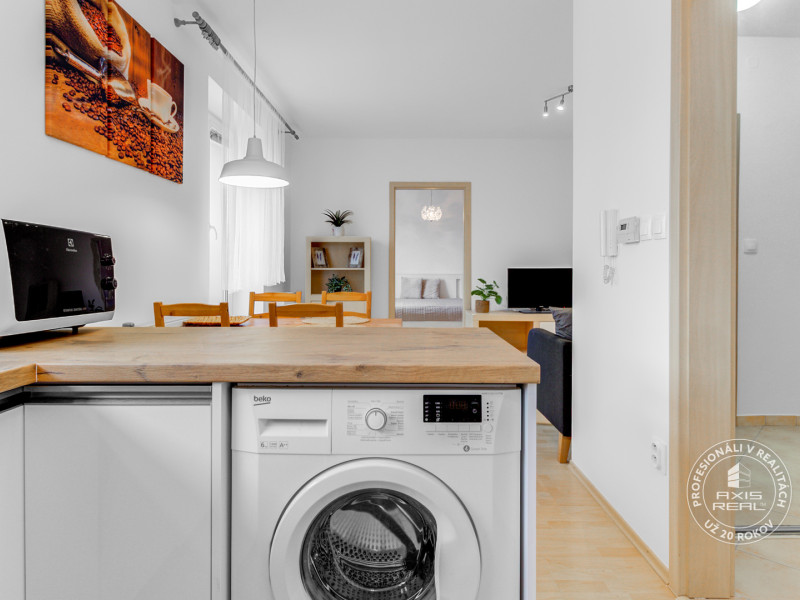  Slnečný 2i byt vo výbornej lokalite - nová kuchyňa - výťah