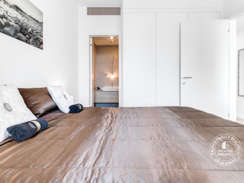  Luxusný slnečný 2-i byt, klíma, lodžia, parking, SKY PARK