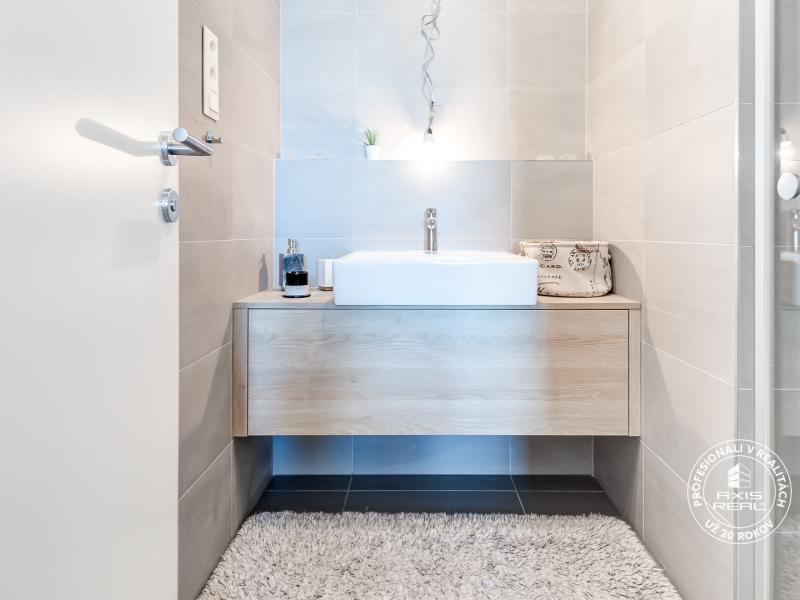  Luxusný slnečný 2-i byt, klíma, lodžia, parking, SKY PARK