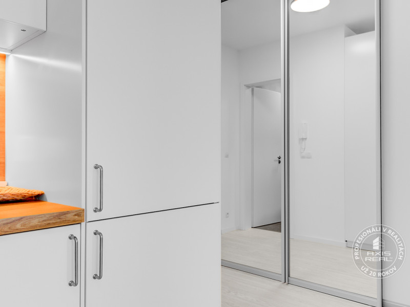  Nový slnečný 1,5i byt, klimatizácia, garáž, park. státie