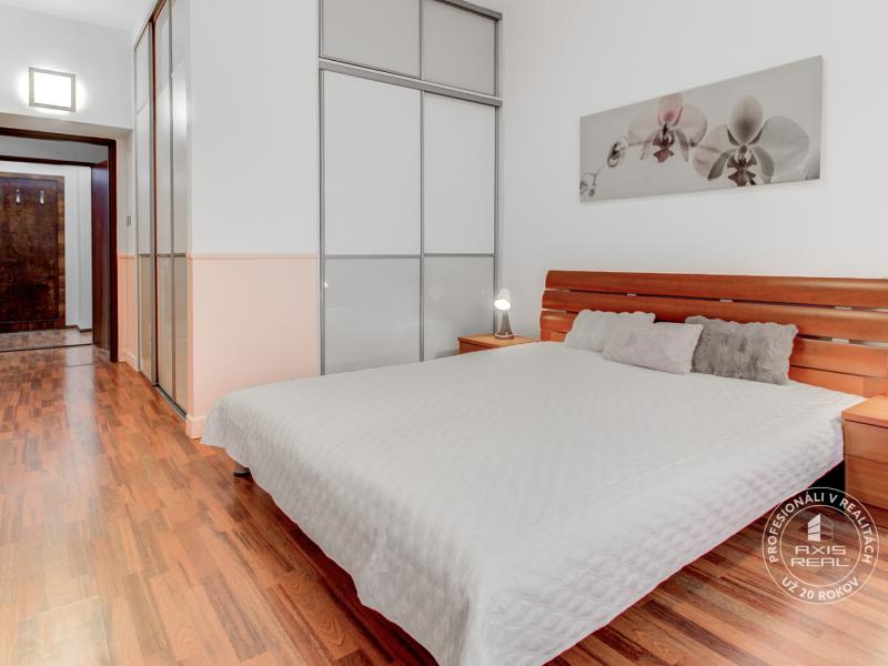  NICE 4-room apartment divided into TWO SEPARATE APARTMENTS