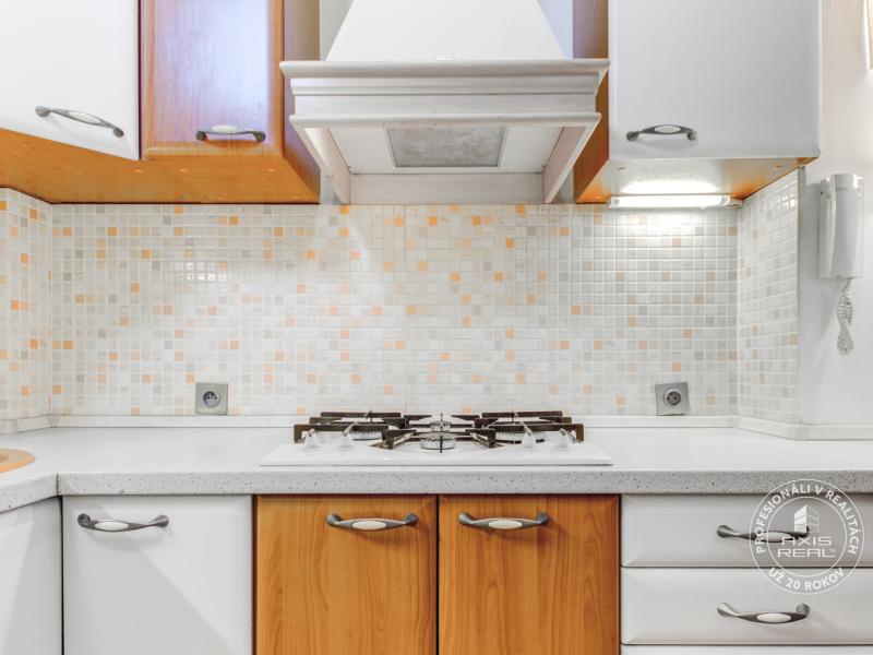  NICE 4-room apartment divided into TWO SEPARATE APARTMENTS