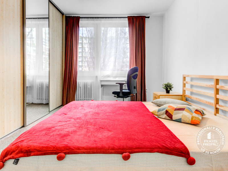  Zariadený 2-izbový byt, DVE NEPRIECHODNÉ IZBY, OC RETRO