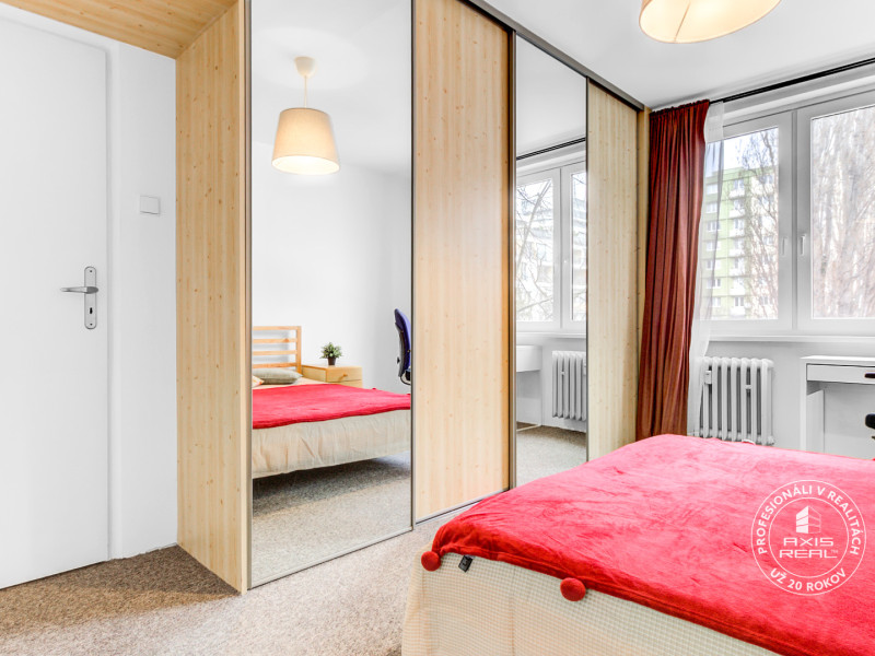  Zariadený 2-izbový byt, DVE NEPRIECHODNÉ IZBY, OC RETRO