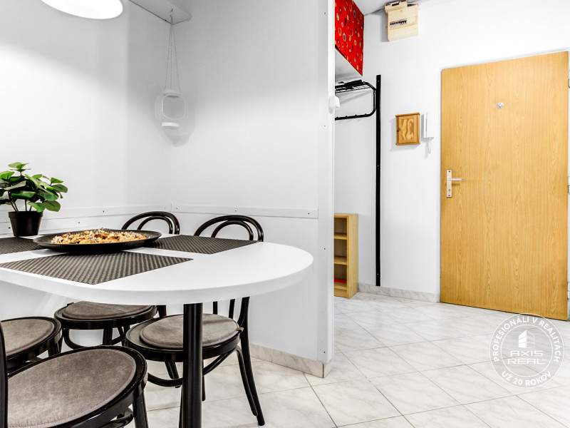  Zariadený 2-izbový byt, DVE NEPRIECHODNÉ IZBY, OC RETRO