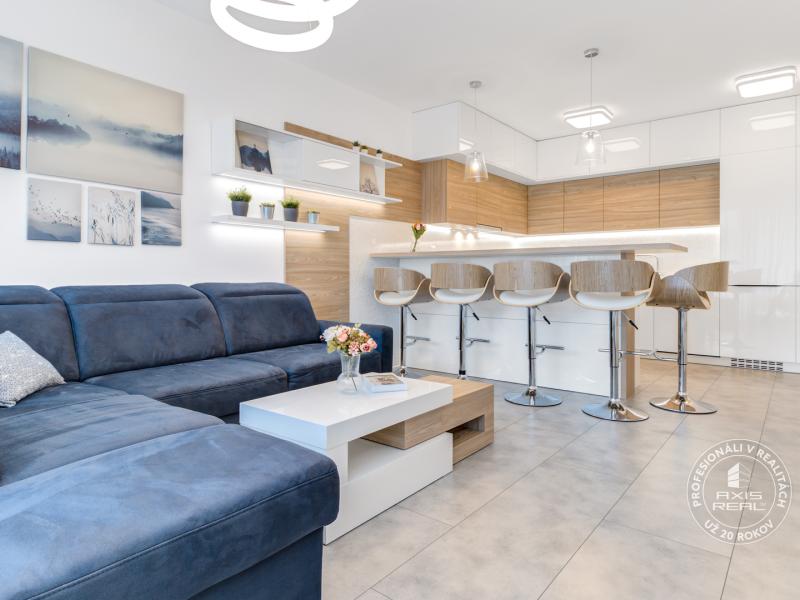  Špičkovo zariadený 2-izbový byt bez kompromisov, 2× garáž 