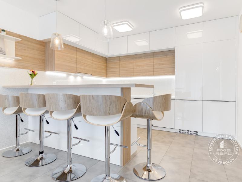  Špičkovo zariadený 2-izbový byt bez kompromisov, 2× garáž 