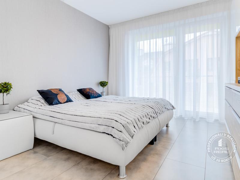  Špičkovo zariadený 2-izbový byt bez kompromisov, 2× garáž 