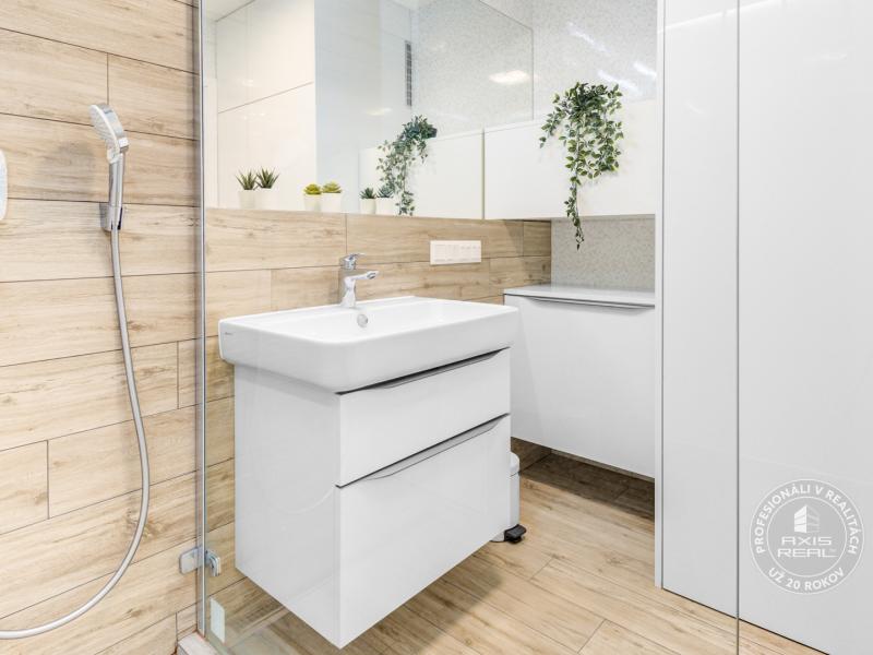  Špičkovo zariadený 2-izbový byt bez kompromisov, 2× garáž 