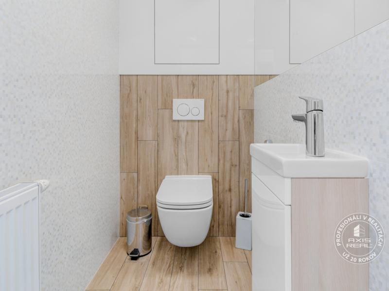  Špičkovo zariadený 2-izbový byt bez kompromisov, 2× garáž 