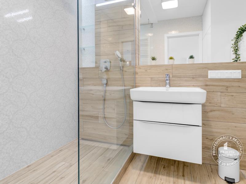  Špičkovo zariadený 2-izbový byt bez kompromisov, 2× garáž 