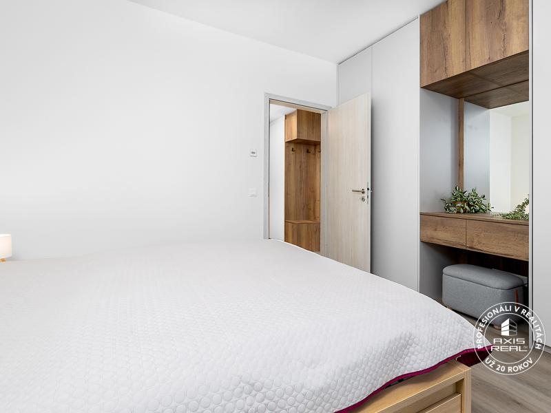  2-izbový byt s LODŽIOU, PARKOVANÍM A KOMUNITNOU TERASOU