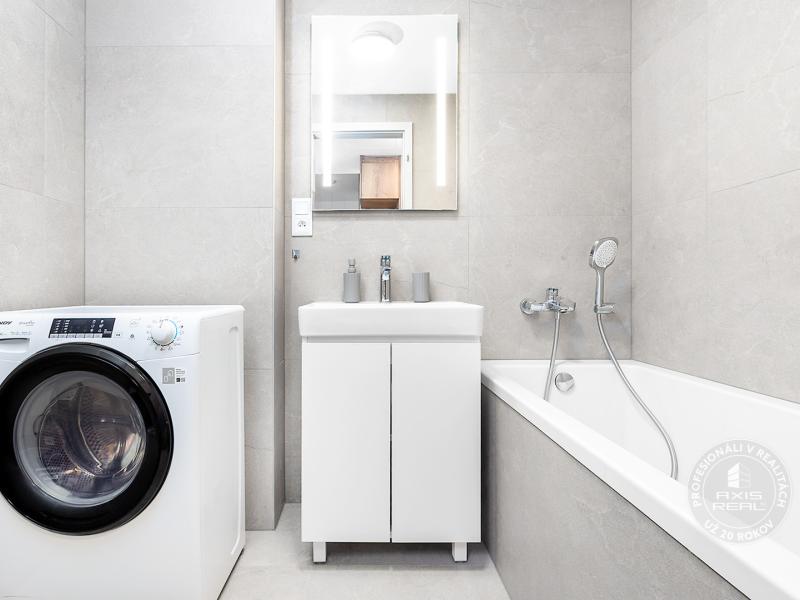  2-izbový byt s LODŽIOU, PARKOVANÍM A KOMUNITNOU TERASOU