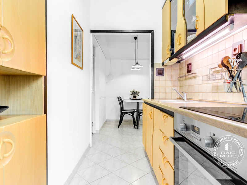  Zariadený 2-izbový byt, DVE NEPRIECHODNÉ IZBY, OC RETRO