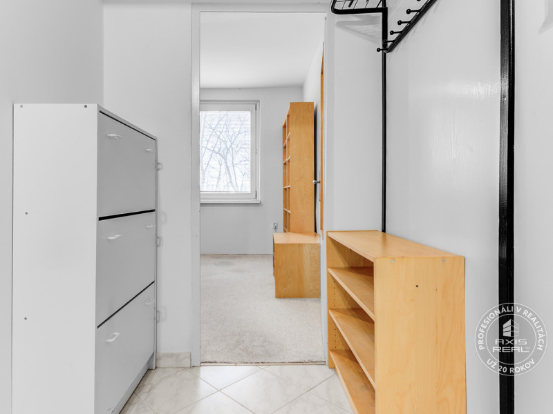  Zariadený 2-izbový byt, DVE NEPRIECHODNÉ IZBY, OC RETRO