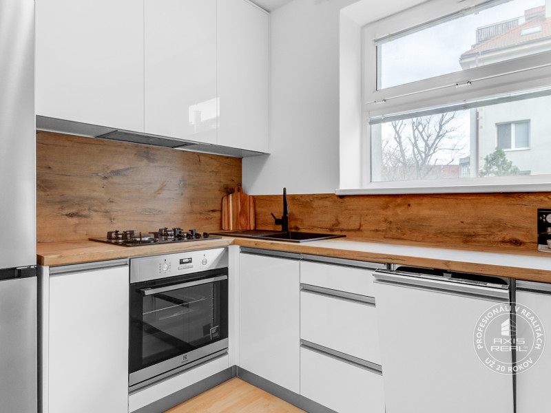 One br. apt. internet and storage included, great location Nitova St.