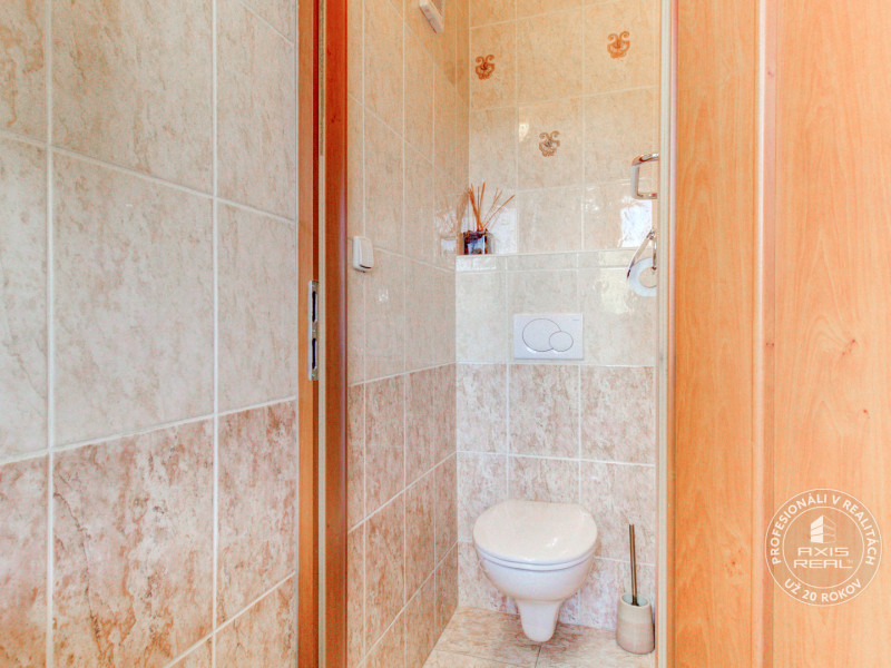  Dvojpodlažný 4i dom, garáž, altánok, veľký pozemok 1436 m2