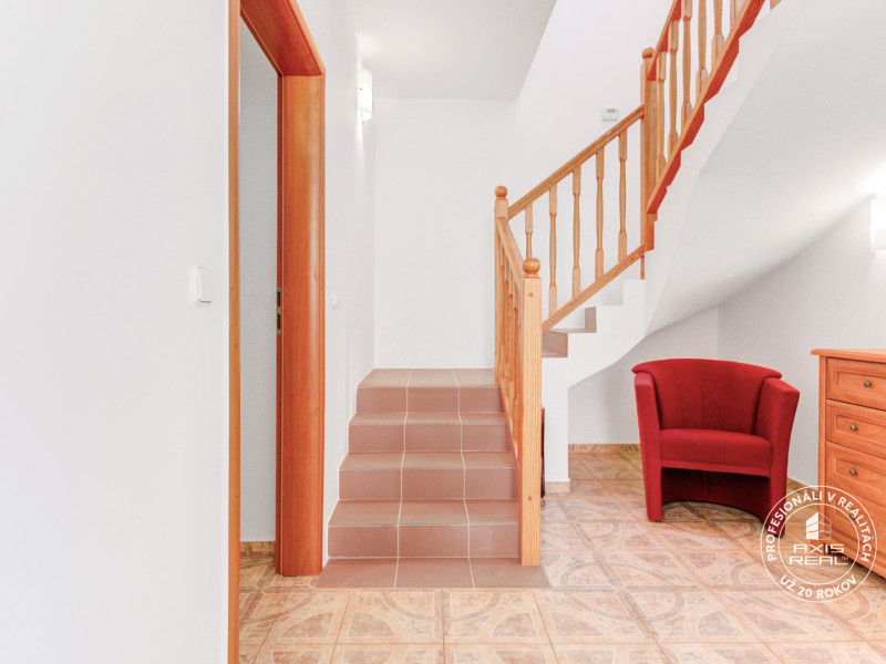  Dvojpodlažný 4i dom, garáž, altánok, veľký pozemok 1436 m2