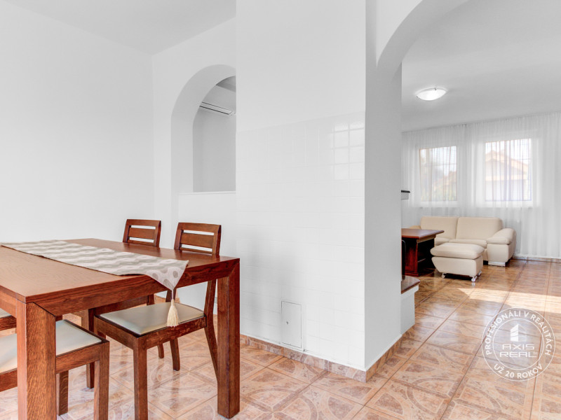  Dvojpodlažný 4i dom, garáž, altánok, veľký pozemok 1436 m2