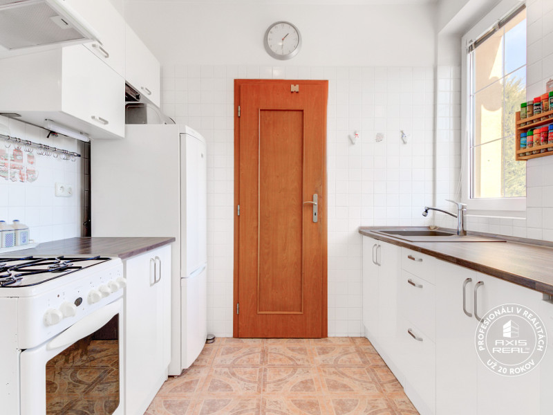  Dvojpodlažný 4i dom, garáž, altánok, veľký pozemok 1436 m2