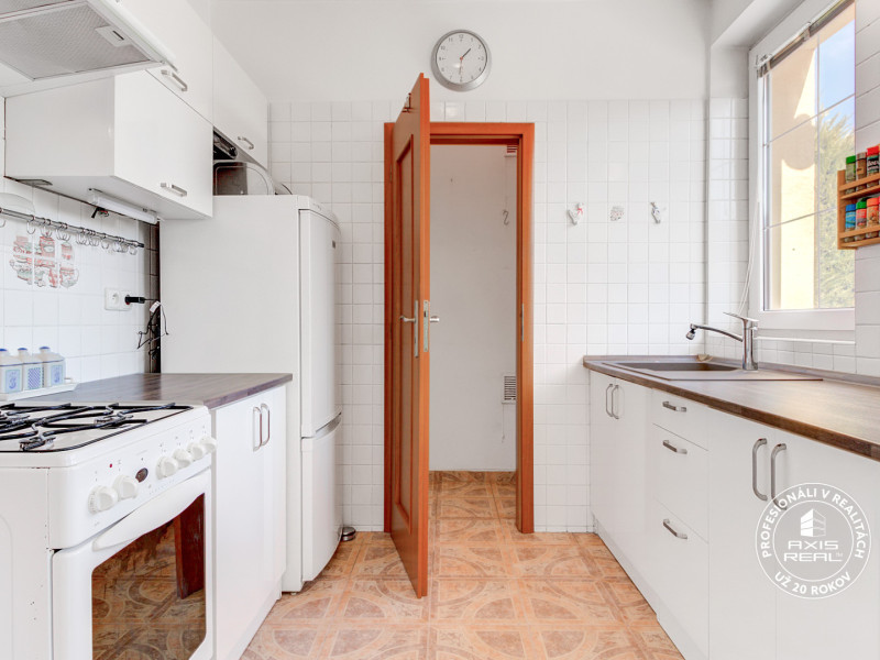  Dvojpodlažný 4i dom, garáž, altánok, veľký pozemok 1436 m2