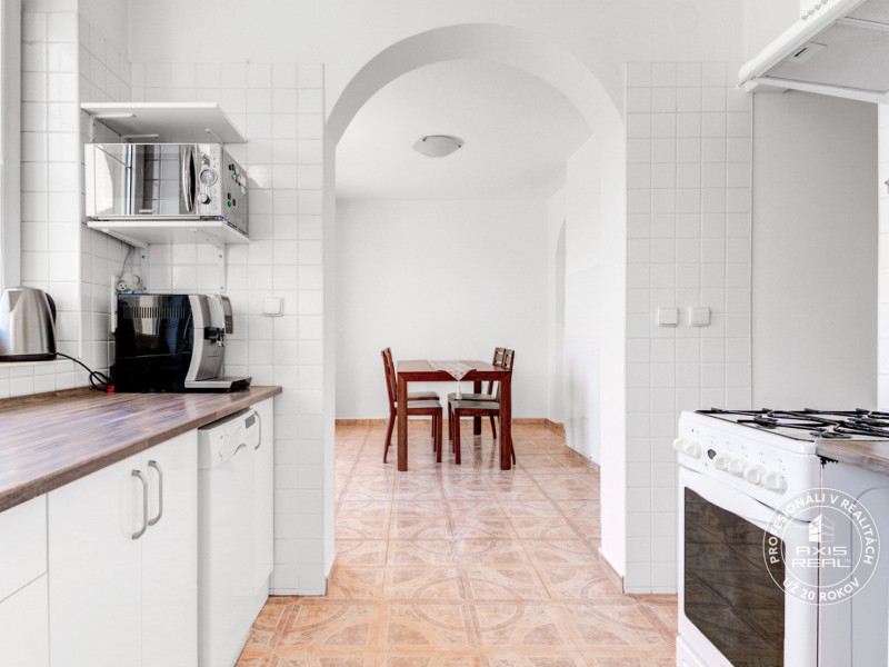  Dvojpodlažný 4i dom, garáž, altánok, veľký pozemok 1436 m2