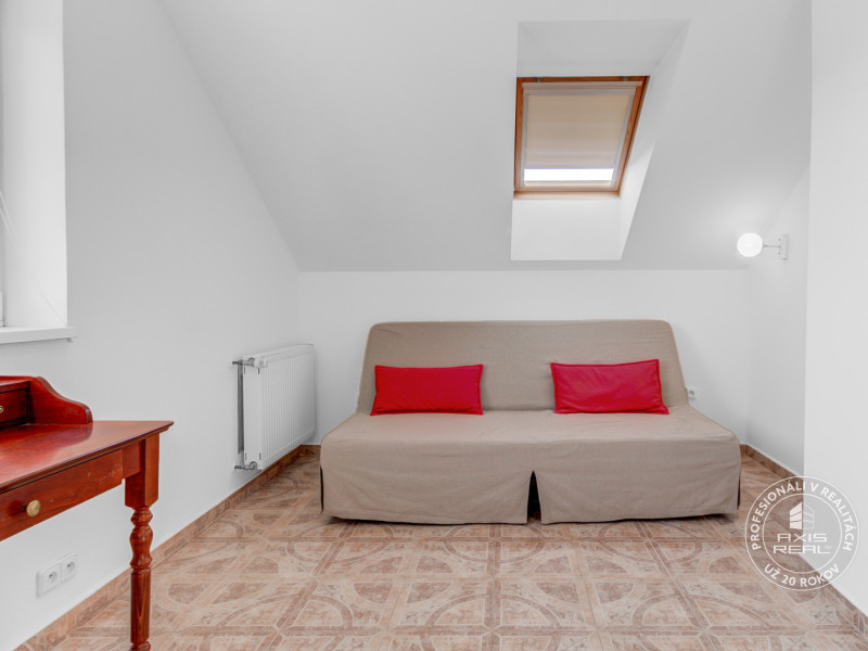  Dvojpodlažný 4i dom, garáž, altánok, veľký pozemok 1436 m2