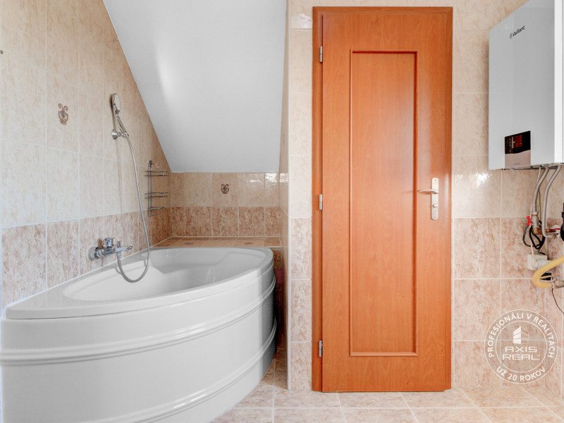  Dvojpodlažný 4i dom, garáž, altánok, veľký pozemok 1436 m2