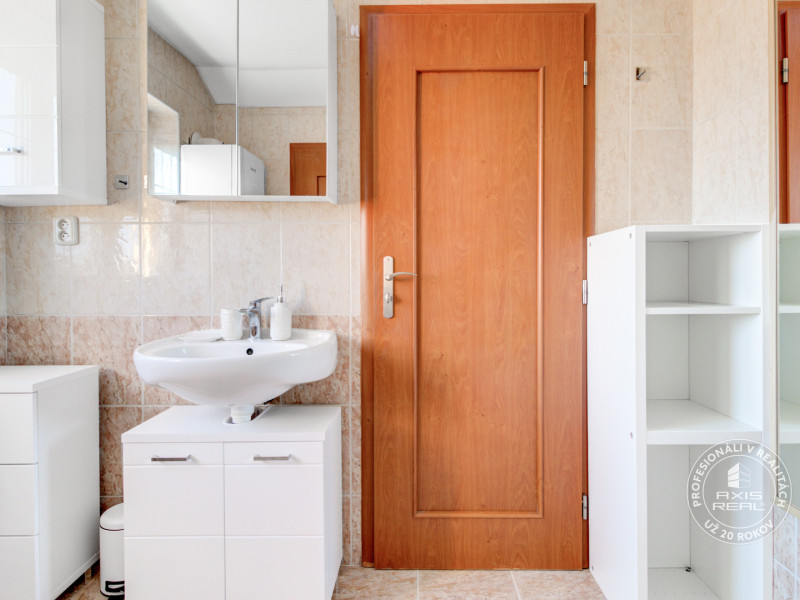  Dvojpodlažný 4i dom, garáž, altánok, veľký pozemok 1436 m2