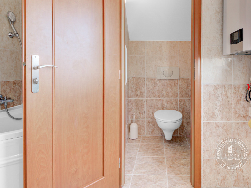  Dvojpodlažný 4i dom, garáž, altánok, veľký pozemok 1436 m2