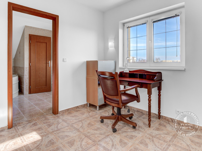  Dvojpodlažný 4i dom, garáž, altánok, veľký pozemok 1436 m2