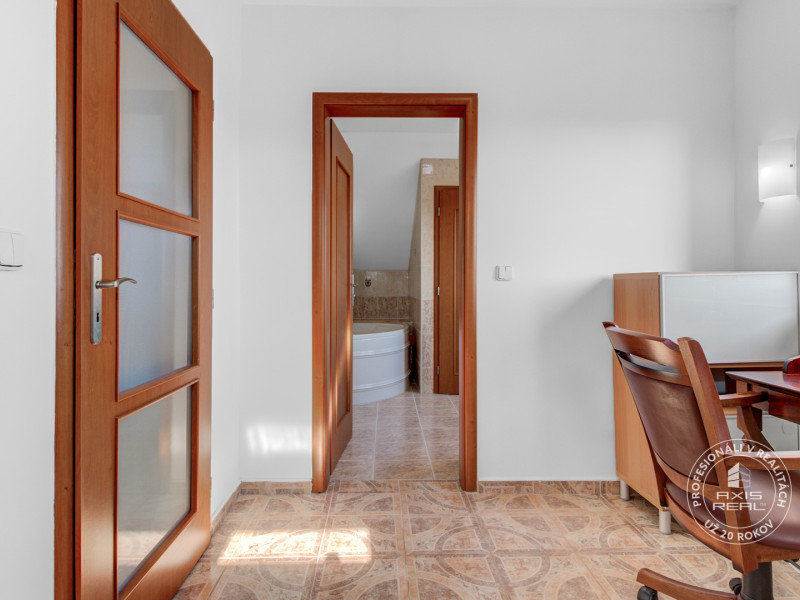  Dvojpodlažný 4i dom, garáž, altánok, veľký pozemok 1436 m2