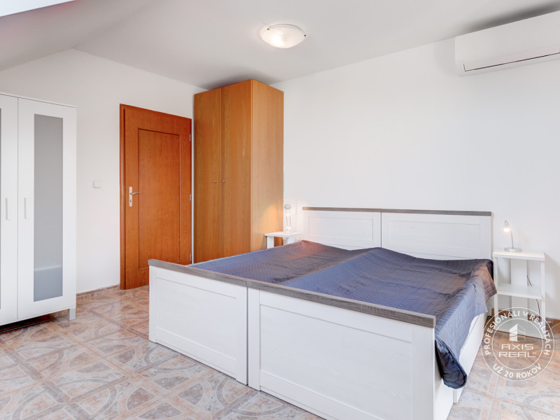  Dvojpodlažný 4i dom, garáž, altánok, veľký pozemok 1436 m2