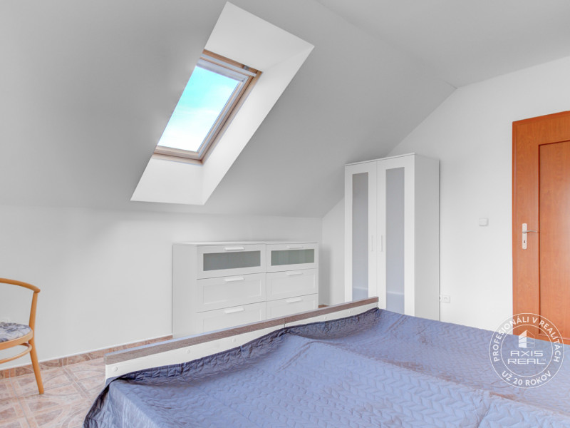  Dvojpodlažný 4i dom, garáž, altánok, veľký pozemok 1436 m2