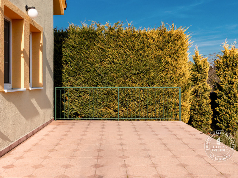  Dvojpodlažný 4i dom, garáž, altánok, veľký pozemok 1436 m2