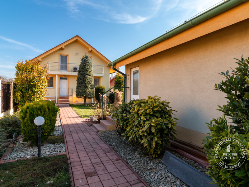  Dvojpodlažný 4i dom, garáž, altánok, veľký pozemok 1436 m2