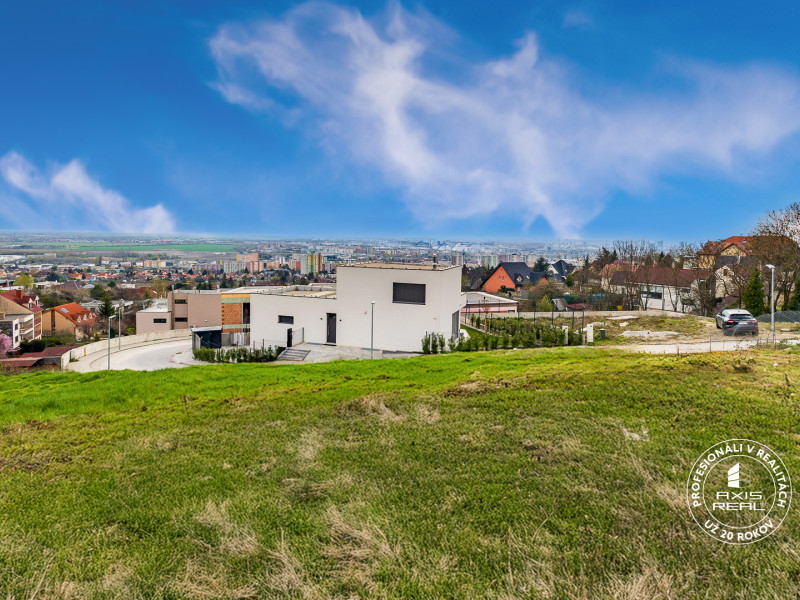  Pozemok (628 m2) so STAVEBNÝM POVOLENÍM, BA III. Rača