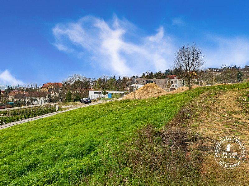  Pozemok (628 m2) so STAVEBNÝM POVOLENÍM, BA III. Rača