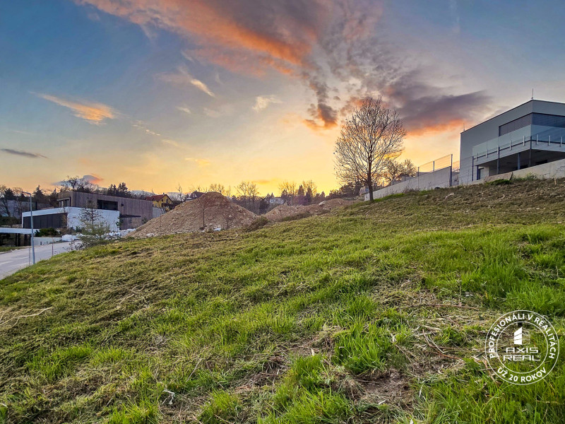  Pozemok (628 m2) so STAVEBNÝM POVOLENÍM, BA III. Rača