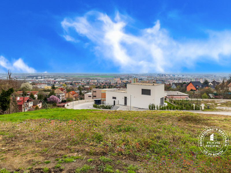  Pozemok (628 m2) so STAVEBNÝM POVOLENÍM, BA III. Rača