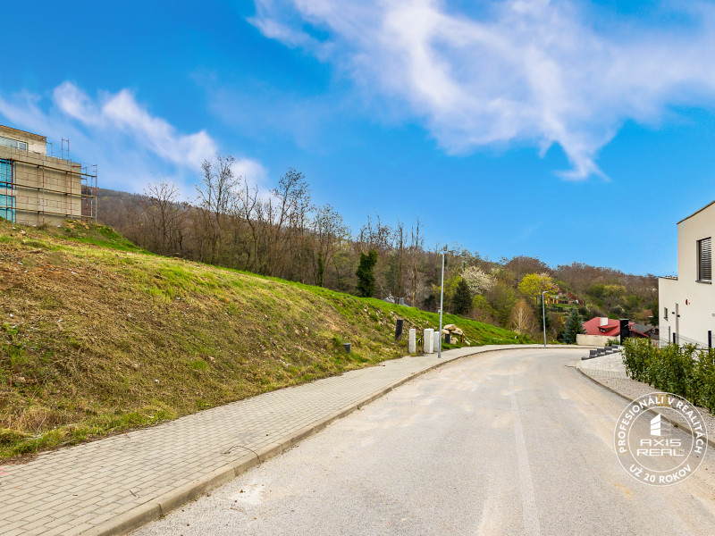  Pozemok (628 m2) so STAVEBNÝM POVOLENÍM, BA III. Rača