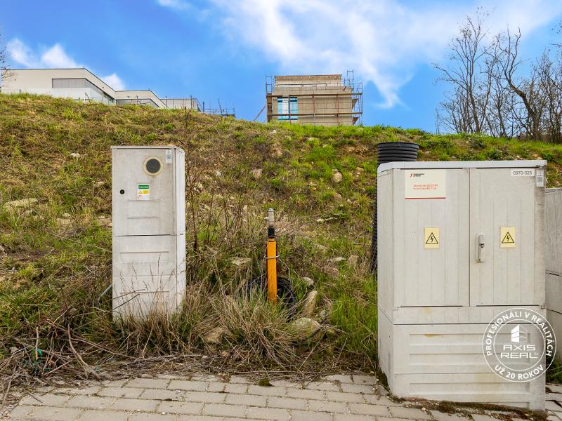  Pozemok (628 m2) so STAVEBNÝM POVOLENÍM, BA III. Rača