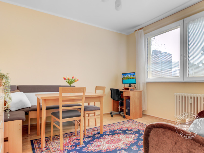  Tichý 3-izbový byt s LODŽIOU a ŠATNÍKOM v zeleni, DÚBRAVKA