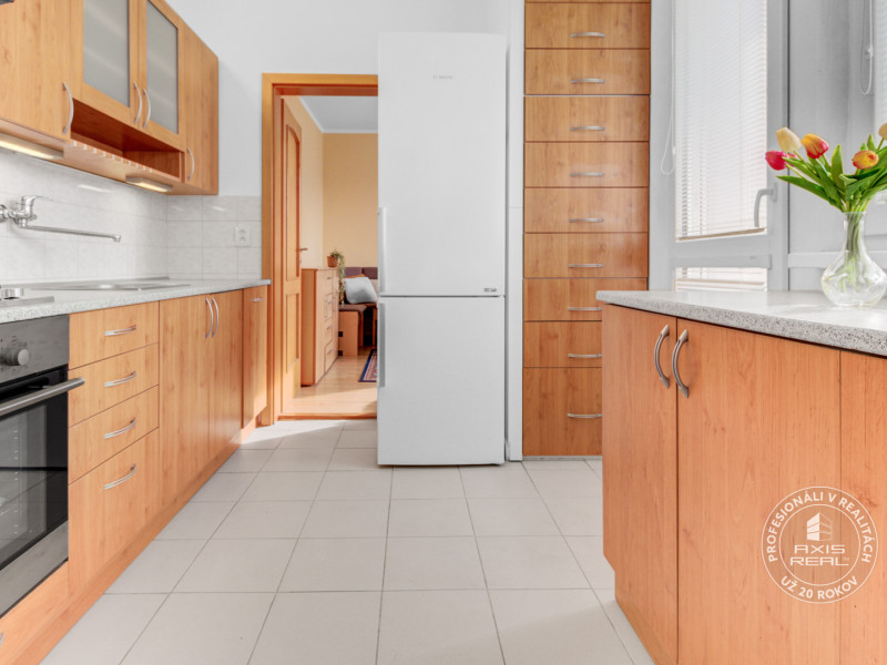  Tichý 3-izbový byt s LODŽIOU a ŠATNÍKOM v zeleni, DÚBRAVKA