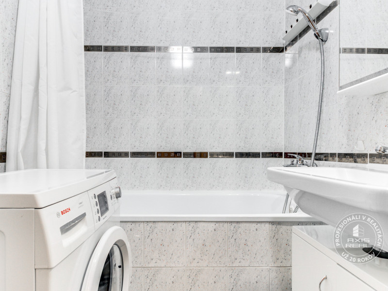  Tichý 3-izbový byt s LODŽIOU a ŠATNÍKOM v zeleni, DÚBRAVKA