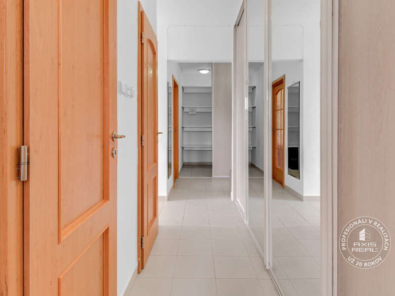  Tichý 3-izbový byt s LODŽIOU a ŠATNÍKOM v zeleni, DÚBRAVKA