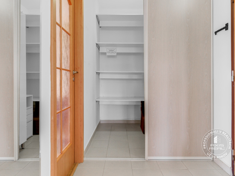  Tichý 3-izbový byt s LODŽIOU a ŠATNÍKOM v zeleni, DÚBRAVKA