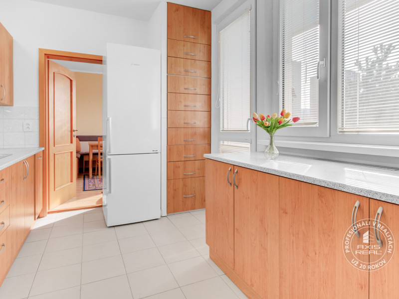  Tichý 3-izbový byt s LODŽIOU a ŠATNÍKOM v zeleni, DÚBRAVKA