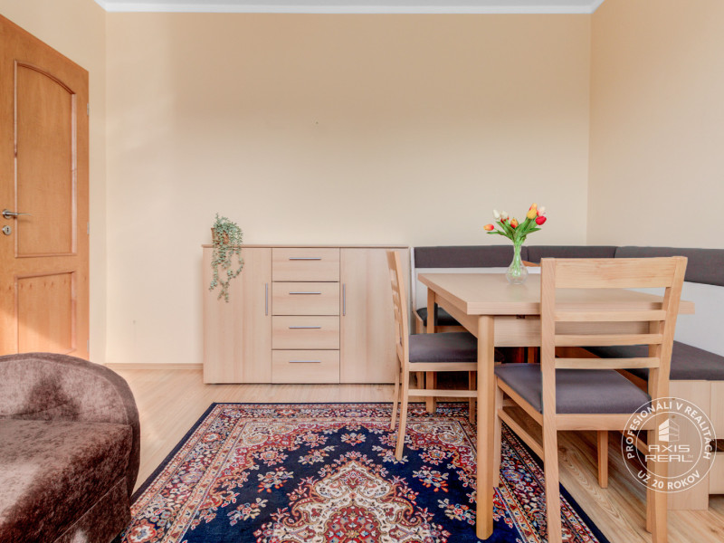  Tichý 3-izbový byt s LODŽIOU a ŠATNÍKOM v zeleni, DÚBRAVKA